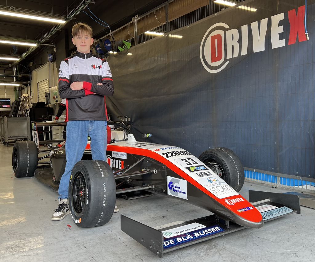 Mikkel Gaarde Pedersen med sin racer fra DriveX-teamet
(Foto: GP Racing Mikkel Pedersen)